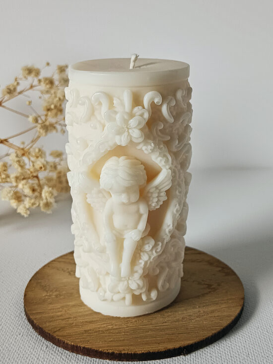 Rankų darbo sojų vaško žvakė „Angelas“ – stulpelio forma